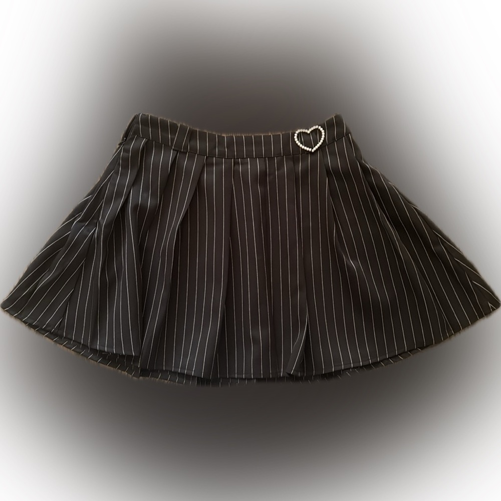 Mid waist pleaded mini skirt from Cider